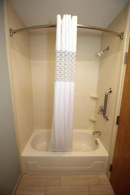 Hampton Inn Sandusky-Central - image 18