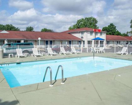 Econo Lodge Inn & Suites South Sandusky - image 4