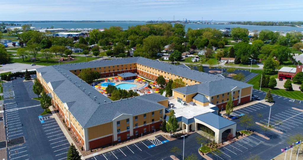 Cedar Point's Express Hotel - main image