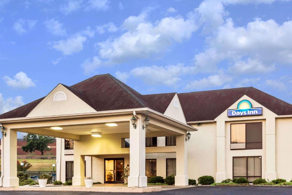 Days Inn by Wyndham Sanford - image 2