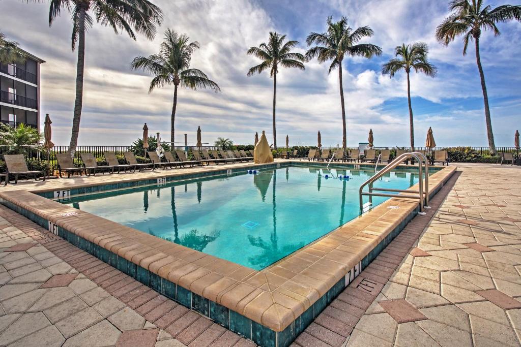 Sanibel Island Studio with Pool Access Walk to Beach - image 4