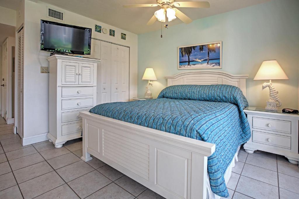 Sanibel Island Studio with Pool Access Walk to Beach - image 6