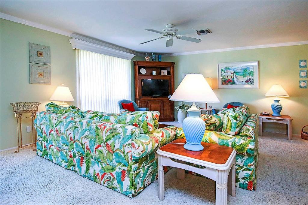 Peaceful spacious resort condo near Bowman's Beach - Blind Pass C208 - image 3