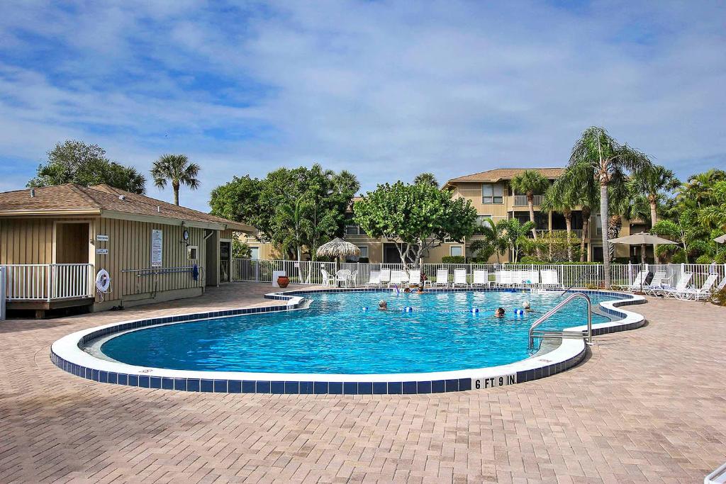 Family style resort condo on Sanibels quiet west end - Blind Pass E108 - image 7