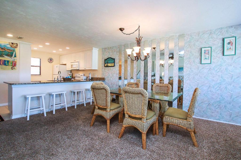 Family style beach resort condo on quiet Sanibel - Blind Pass E204 - image 3