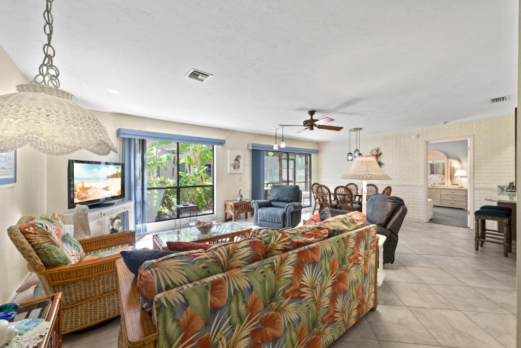 Family style beach condo near famous Bowman's Beach - Blind Pass F102 - image 4