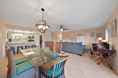 Gorgeous Renovated 1st Floor Condo with bikes 2 Rollaway's & Oversized Lanai - Blind Pass F106 - main image