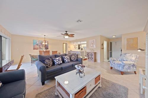 Gorgeous Renovated 1st Floor Condo with bikes 2 Rollaway's & Oversized Lanai - Blind Pass F106 - image 2