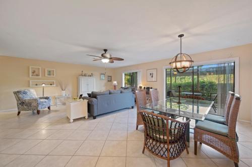 Gorgeous Renovated 1st Floor Condo with bikes 2 Rollaway's & Oversized Lanai - Blind Pass F106 - image 3