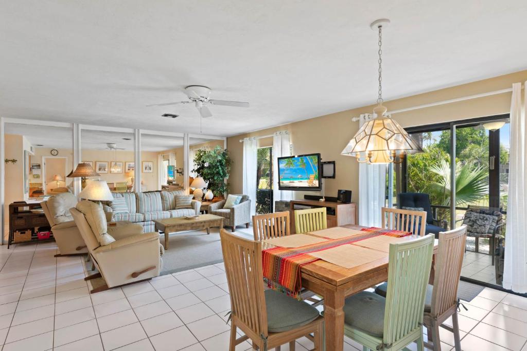 Tropical resort condo on award-winning Bowmans Beach - Blind Pass F111 - image 4