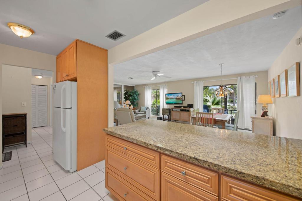 Tropical resort condo on award-winning Bowmans Beach - Blind Pass F111 - image 5