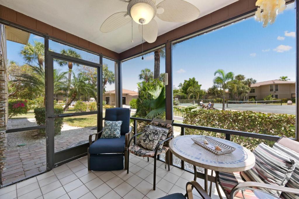 Tropical resort condo on award-winning Bowmans Beach - Blind Pass F111 - image 6