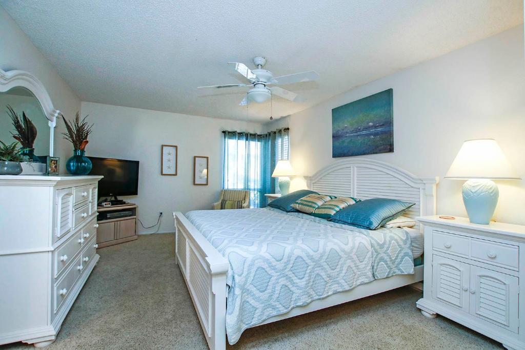 Quiet condo within walking distance to Bowman's Beach - Blind Pass B102 - image 6