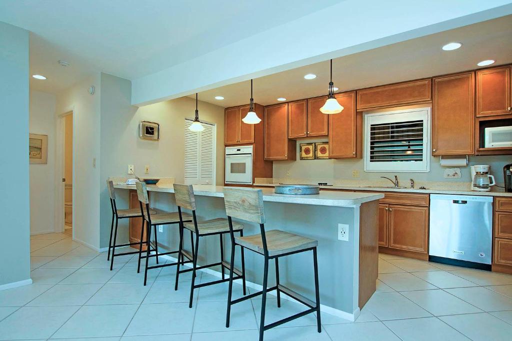 Enjoy sunsets at spacious condo by Bowman's Beach - Blind Pass B105 - image 2