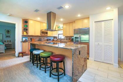 Beach resort condo near world renowned Bowmans Beach - Blind Pass B202 - image 3