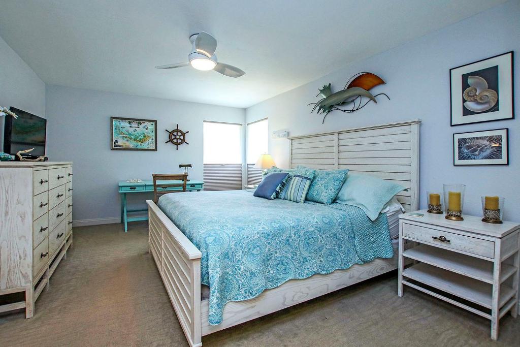 Beach resort condo near world renowned Bowmans Beach - Blind Pass B202 - image 5