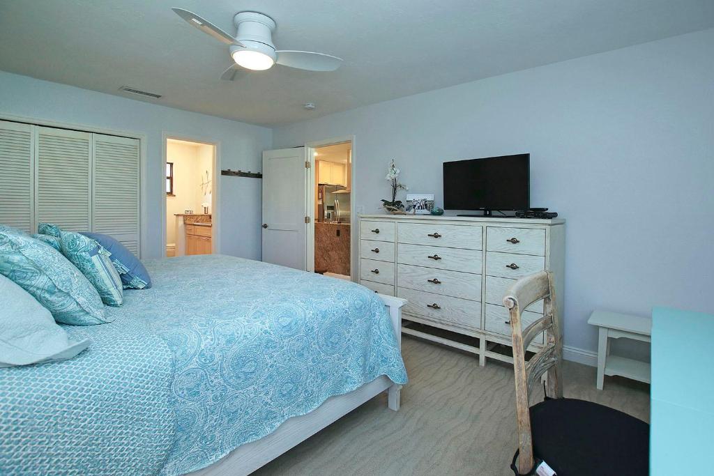 Beach resort condo near world renowned Bowmans Beach - Blind Pass B202 - image 6