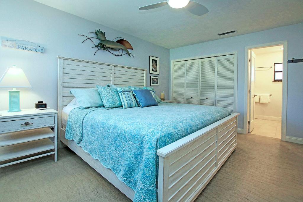 Beach resort condo near world renowned Bowmans Beach - Blind Pass B202 - image 7