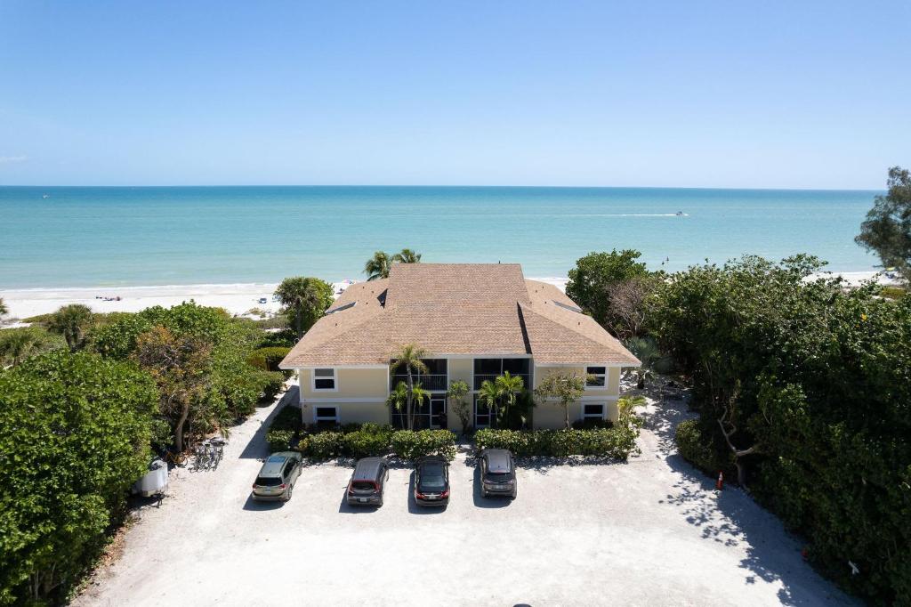 Serene Ground Floor Residence in Exclusive Villa Sanibel Steps to Beach - main image