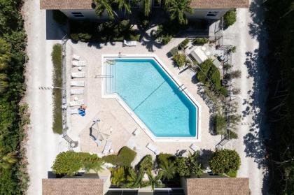 Serene Ground Floor Residence in Exclusive Villa Sanibel Steps to Beach - image 13