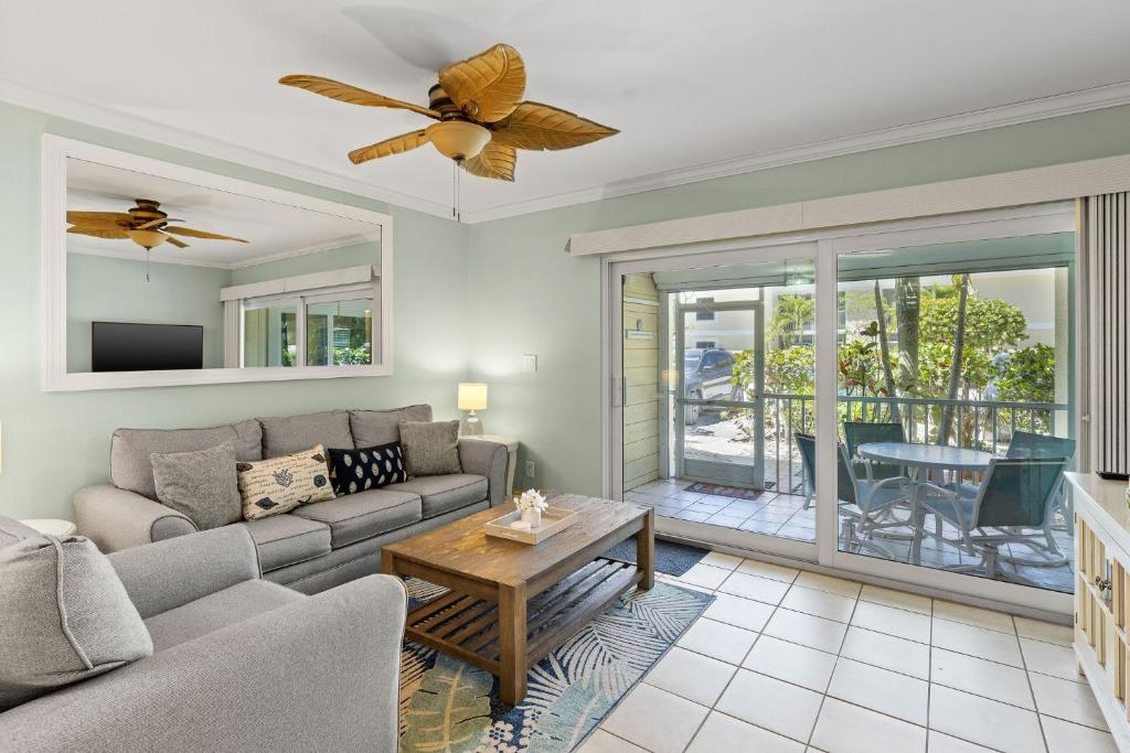 Serene Ground Floor Residence in Exclusive Villa Sanibel Steps to Beach - image 3