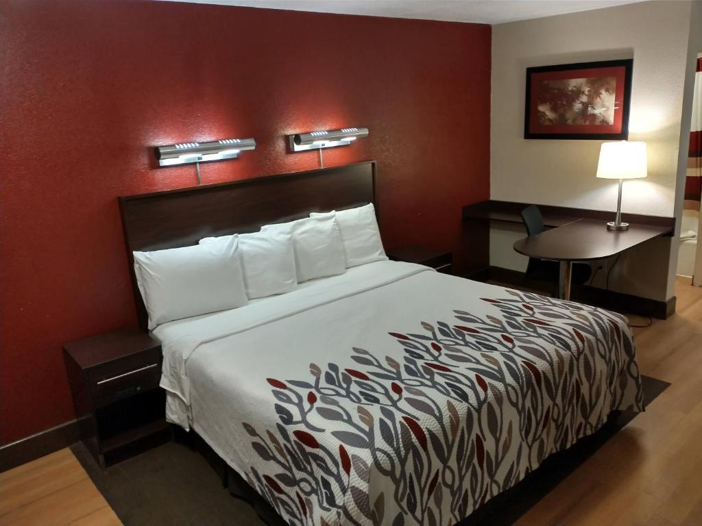 Red Roof Inn - Santa Ana - image 3