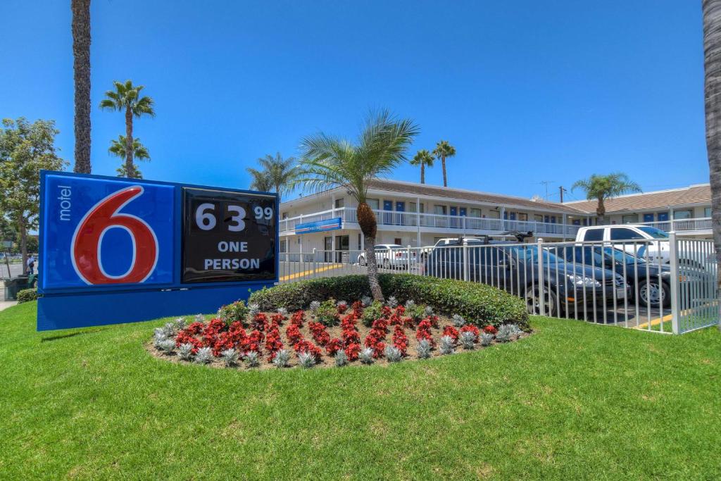 Motel 6-Santa Ana CA - main image