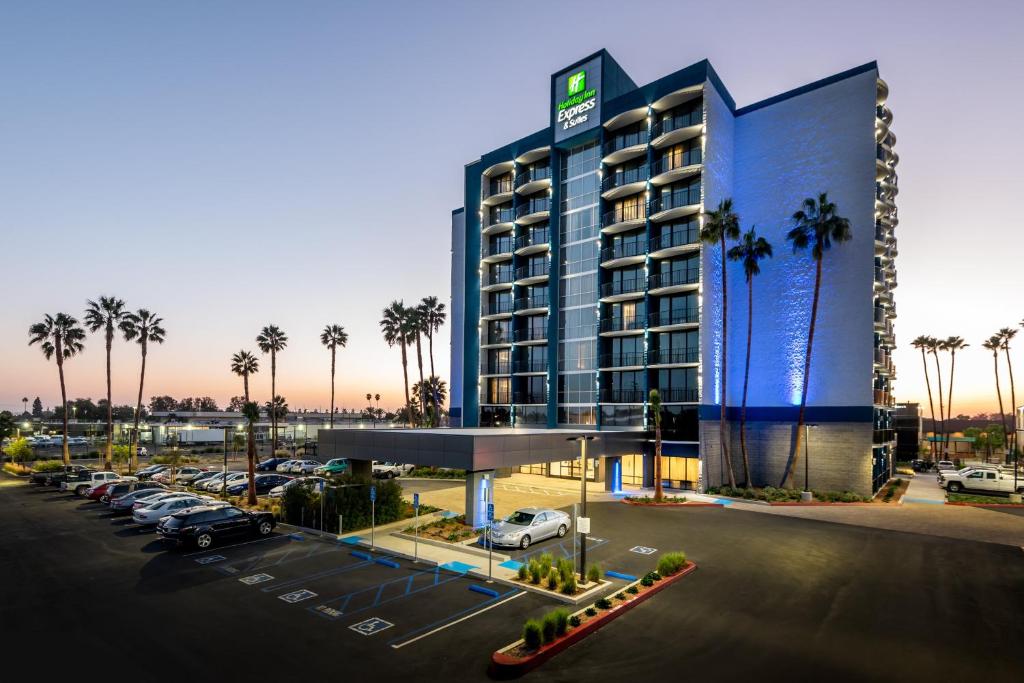 Holiday Inn Express & Suites Santa Ana - Orange County an IHG Hotel - main image