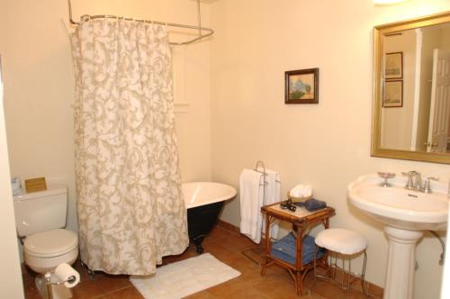 Secret Garden Inn & Cottages - image 3