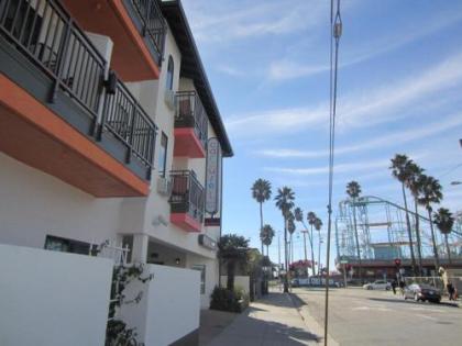 Carousel Beach Inn - image 5