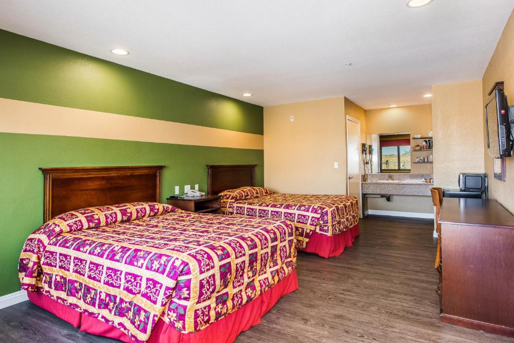 Budget Inn Anaheim / Santa Fe Springs - image 3