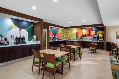 Fairfield Inn & Suites by Marriott Santa Fe - image 3