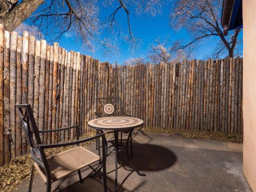 1 Bedroom - 5 Min. Walk to Canyon Rd. - Besos - image 3