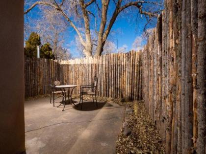 1 Bedroom - 5 Min. Walk to Canyon Rd. - Besos - image 5