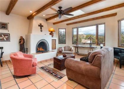 Casa de Paz 4 Bedrooms Fireplace Pets Welcome WiFi Sleeps 12 - image 4