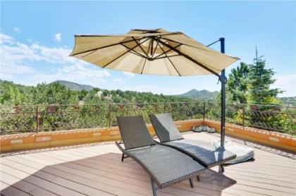 Sunlit Hills Art and Views 3 Bedrooms Sleeps 6 Hot Tub Volleyball WiFi - image 3