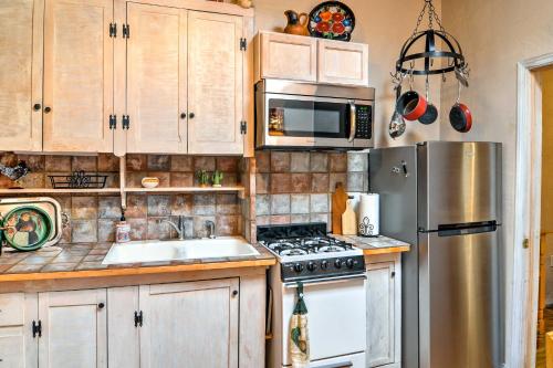 Authentic Adobe Abode Less Than 1 Mile to Sante Fe Plaza! - image 5