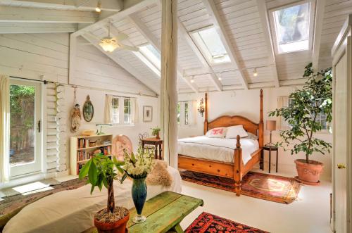 Charming Santa Fe Studio Cabin with Sauna and Patio! - main image