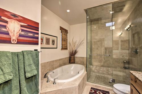 Adobe-Style Santa Fe Home - 17 Mi to Ski SF! - image 4