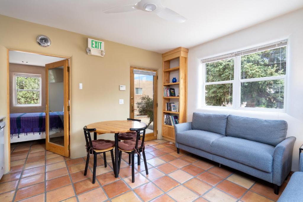 Casa Columbia 1 Bedroom Near Plaza Centrally Located Wi-Fi Sleeps 2 - image 3