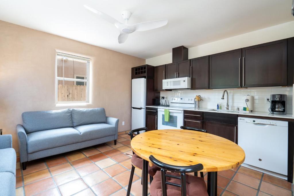 Casa Columbia 1 Bedroom Near Plaza Centrally Located Wi-Fi Sleeps 2 - image 4