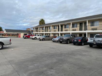 Colonial Motel - image 11