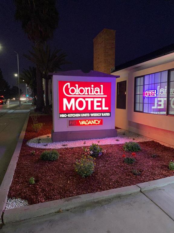 Colonial Motel - image 6