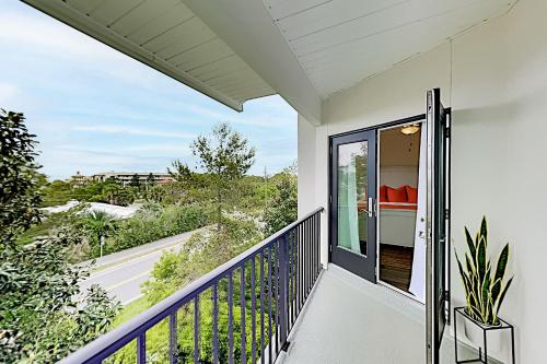 Hidden Lakes Gem - Balcony & Pool - Walk to Beach condo - image 5