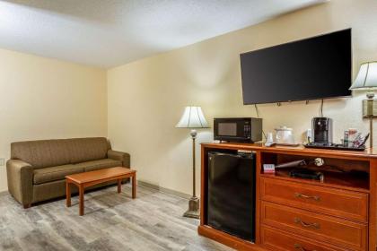 Econo Lodge Santa Rosa - image 13