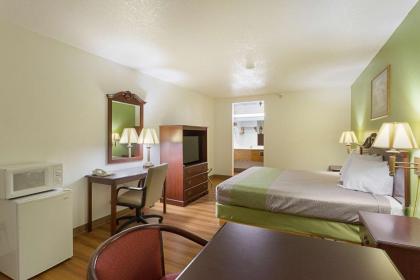 Rodeway Inn - image 13