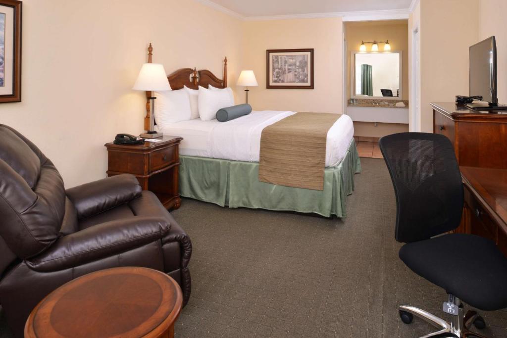 Best Western PLUS Santee Inn - image 4