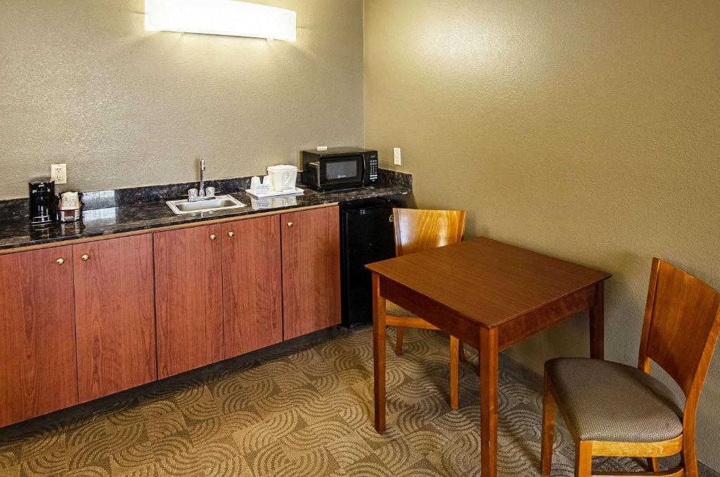 Comfort Inn & Suites Santee - image 2