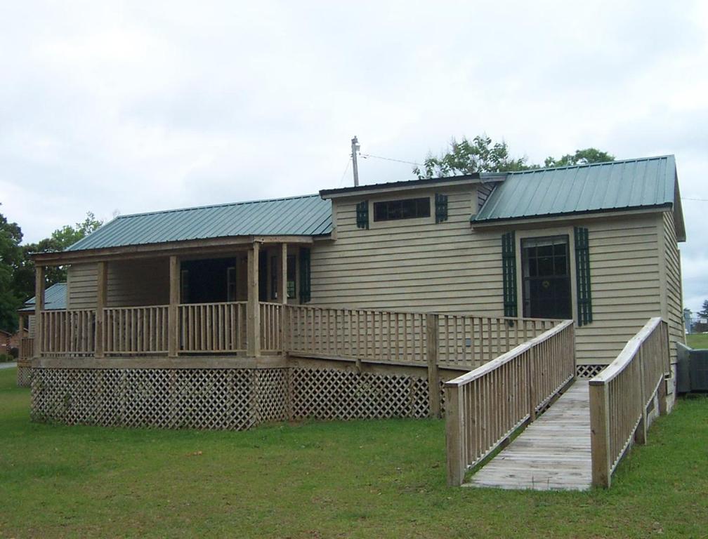 Lake Cabin Resort on Lake Marion in Santee - image 2