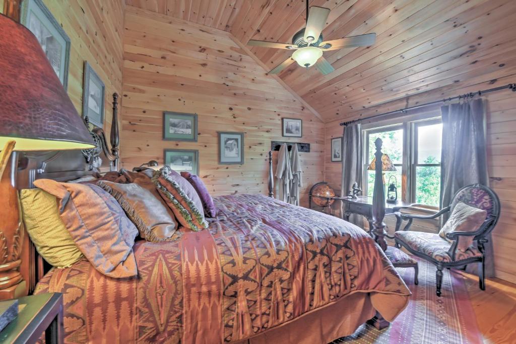 Dream Catcher Luxe Cabin with Large Deck and Mtn View - image 3